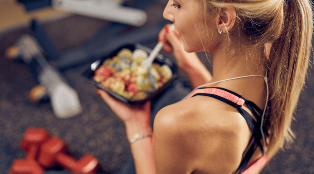 A gym lady eating eggs - Benefits of eggs